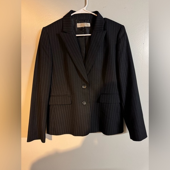 Tahari Jackets & Blazers - Tahari women’s black pinstripe blazer‎ 2 button size 10p business work pockets